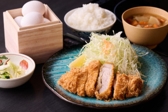 ロースとんかつ定食（上）