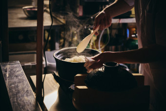 土鍋で炊きたてご飯を提供