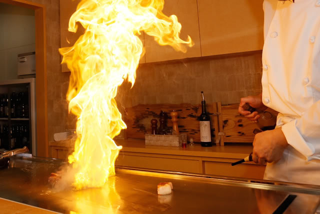 鐵 公式 伊勢崎市の鉄板焼ステーキと個室の充実した焼肉店